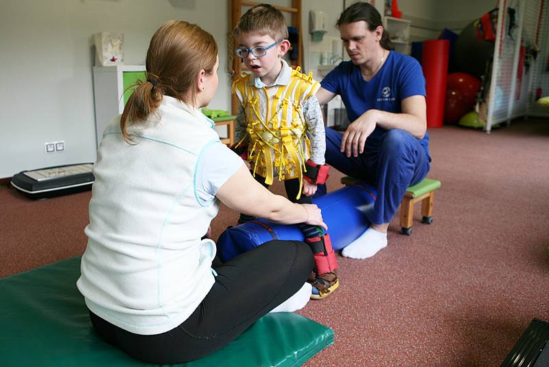 Díky rehabilitacím se Matýsek ve čtyřech letech mohl poprvé postavit na nohy.