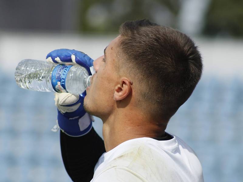 1. kolo MOL Cupu: TJ Jiskra Domažlice (na snímku hráči v bílých dresech) - FK Králův Dvůr 2:1 po prodloužení.