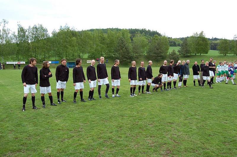 Utkání hereckých hvězd se starou gardou v Únějovicích.