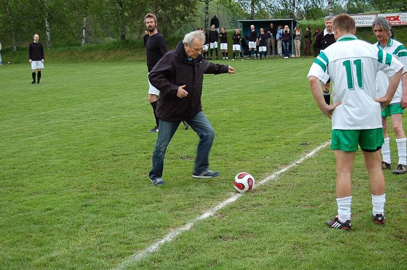 Utkání hereckých hvězd se starou gardou v Únějovicích.