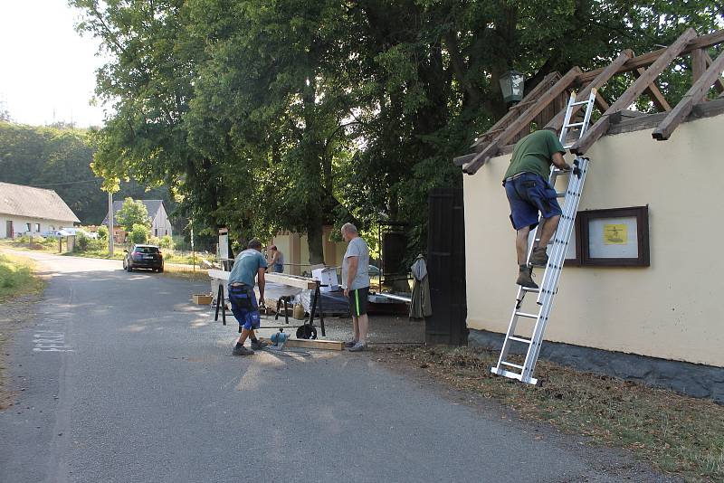 Oprava střechy hasičské zbrojnice jim trvala dva dny.