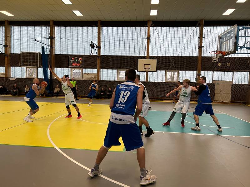Josef Prettl (pod košem v modrém) a Matyáš Prettl (číslo 13) si zahráli ve druhé lize basketbalistů proti Příbrami. 