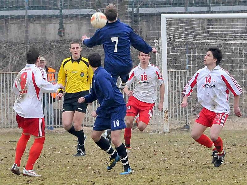 Z utkání fotbalistů FK Holýšov s Tachovem.