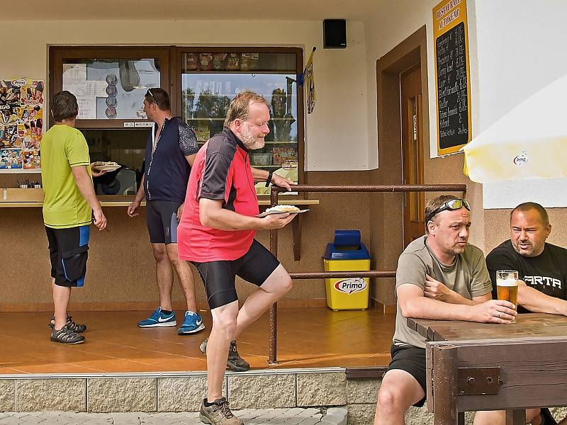 Občerstvení v zahrádce restaurace autokempu Nýrsko využil u místostarosta Richard Honka (uprostřed).Foto: Zdeněk Huspek