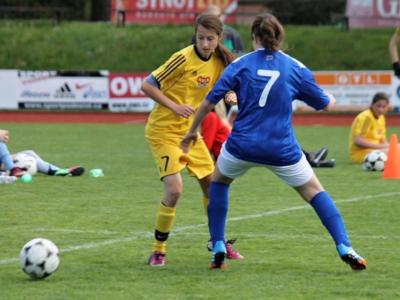 Sedmý turnaj v sezoně II. ligy starších žákyň v Domažlicích - zápas domácí Jiskry s pražskou Duklou - 1:0 (1:0).