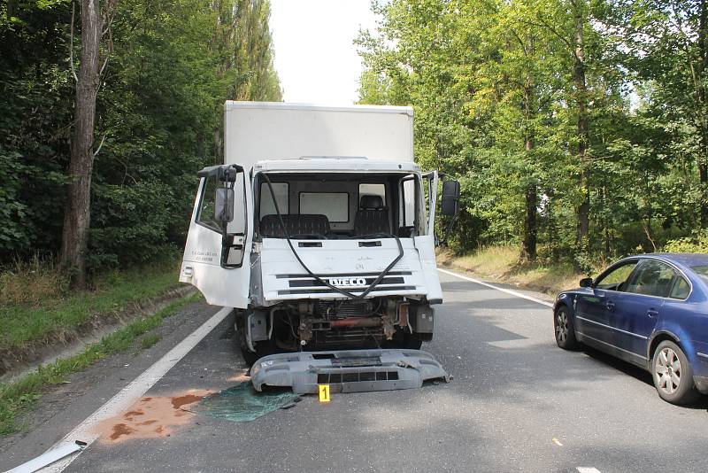 Doprava je řízena kyvadlově Policisty v jednom jízdním pruhu.