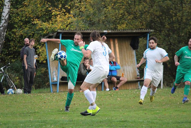 Sokol Babylon (v bílém) - Sokol Luženice (v zeleném) 0:1 (0:1).