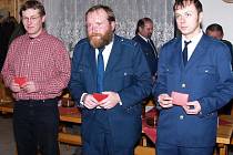 Za dlouholetou práci pro SDH Loučim převzali medaile (zleva) Dušan Siran, Richard Honka a za svého nemocného otce Tomáš Franc. 