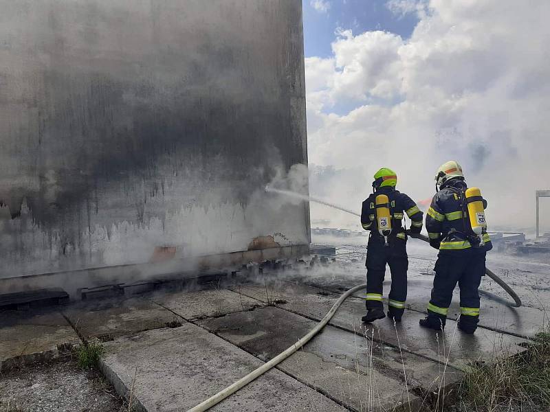 K požáru do areálu firmy v Horšovském Týně vyjížděli hasiči ve čtvrtek 12. května odpoledne.