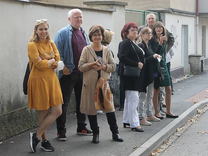 Sobotní průvod, který byl vrcholem oslav domažlického gymnázia, směřoval od budovy školy do centra a skončil u Chodského hradu. Zúčastnily se ho stovky lidí.