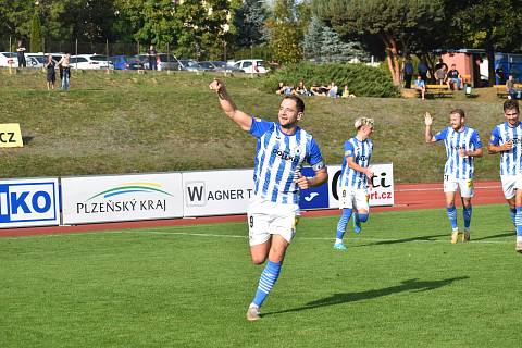 Domažlický fotbalista František Dvořák slaví vedoucí gól do sítě Jablonce, ale nakonec Jiskře postup nepřinesl.