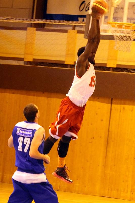 Z přátelského utkání basketbalistů Jiskry Domažlice a výběru amerických univerzit.