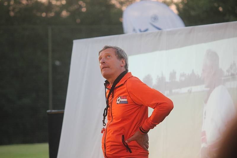 David Prachař exceloval ve hře trenér v autentickém prostředí přímo na fotbalovém hřišti v Únějovicích na Domažlicku.