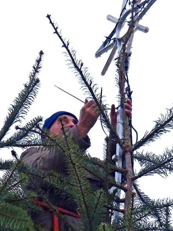 Z instalace osvětlení na vánoční stromek ve Staňkově.