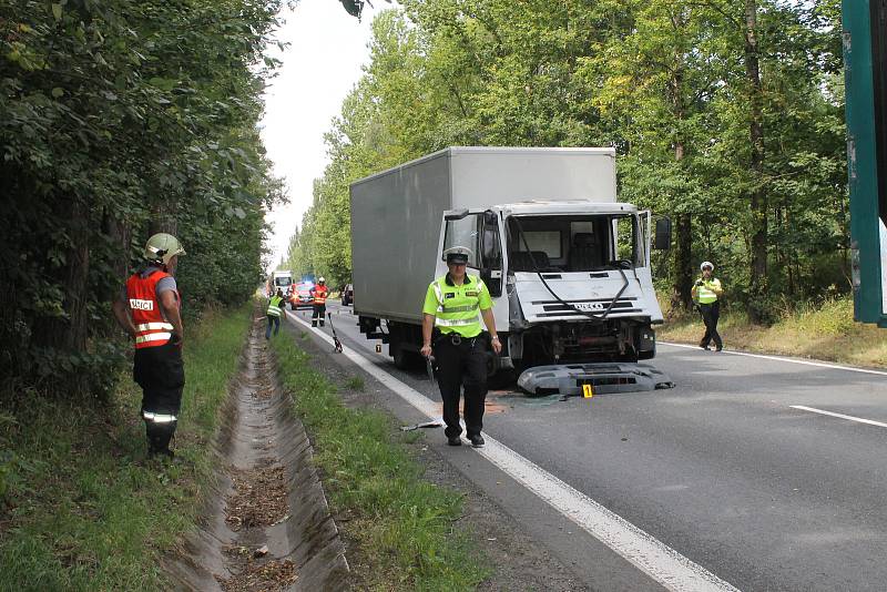 Doprava je řízena kyvadlově Policisty v jednom jízdním pruhu.