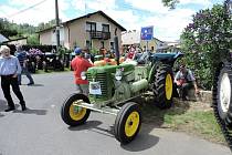 Lidé ze Spolku přátel starých traktorů Brnířov připravili již desátou výstavu historických vozidel a zemědělské techniky.