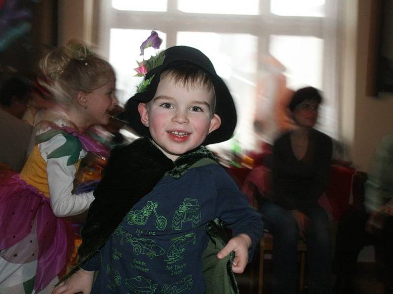 Dětský maškarní bál v Pasečnici navštívilo kolem 60 dětí. Ty hrály různé hry, tančily, zpívaly a byli odměněni v bohaté tombole