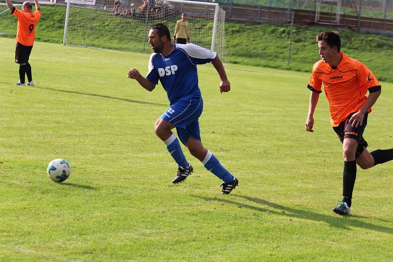 Jedenáctigólová demolice Chodova B (oranžové fresy) v Mrákově s místní rezervou (modré dresy).