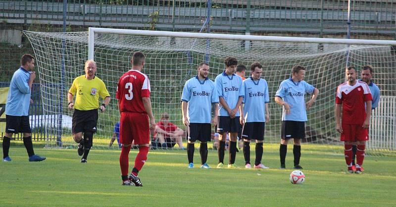 FK Holýšov B (v modrém) - Sokol Osvračín (v červeném) 2:2, na penalty 2:4.