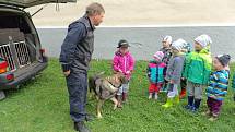 Policisté se psy navštívili předškoláky ze Lštění.