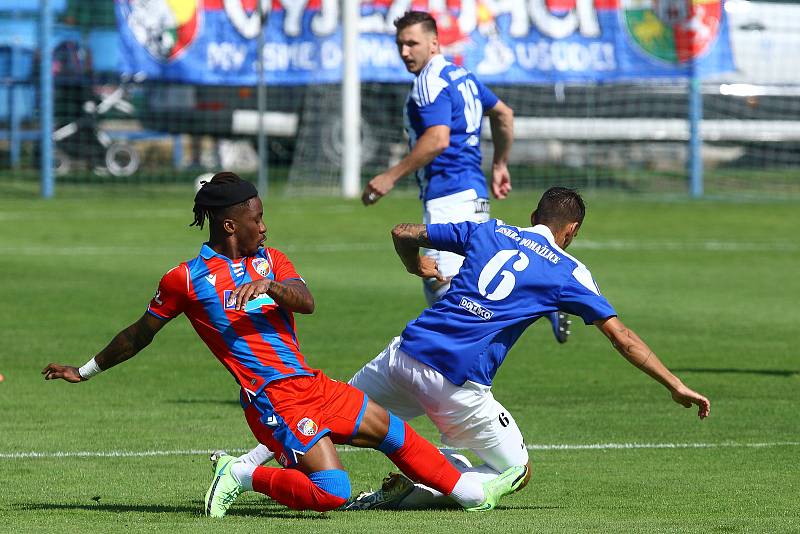 Fotbalisté Domažlic (na archivním snímku hráči v modrobílých dresech) prohráli na hřišti Benešova 3:5.