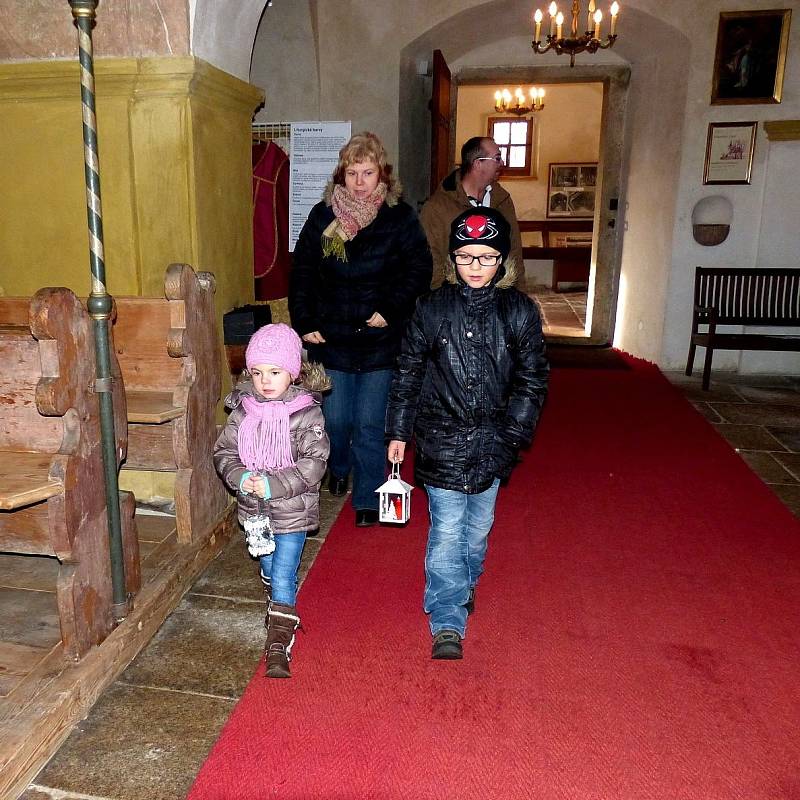 Ze štědrodenní návštěvy kostela Všech svatých v Horšově.