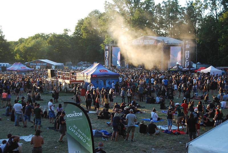 Největšími taháky třetího dne holýšovského festivalu Pekelný ostrov byly bezesporu Tři sestry, němečtí U.D.O. nebo kapela Harlej. Velký ohlas sklidil i všestranný umělec Jaroslav Uhlíř. Jako jeden z mála českých hudebních festivalů se Pekelný ostrov zaměř