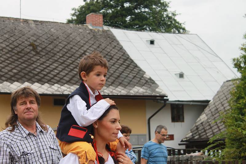 O pouti měli Postřekovští průvod, v něm nesli nový prapor.