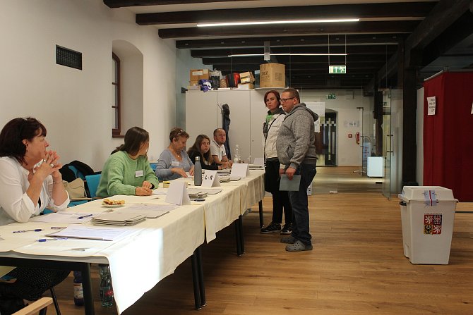 Lidé volili v Domažlicích i v Kulturním centru Pivovar.