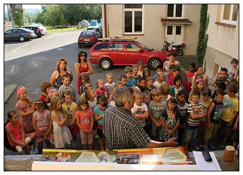 Z návštěvy včelařů v Masarykově základní škole v Klenčí.