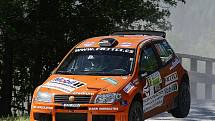 KDYŇSKÁ POSÁDKA BODUJE. Jan Šlehofer a Zbyněk Soběhart s vozem Fiat Punto S1600 na trati Rallye Castrol v rakouském Judenburgu. Patří jim 1. místo ve skupině A v rámci Mitropa cupu.