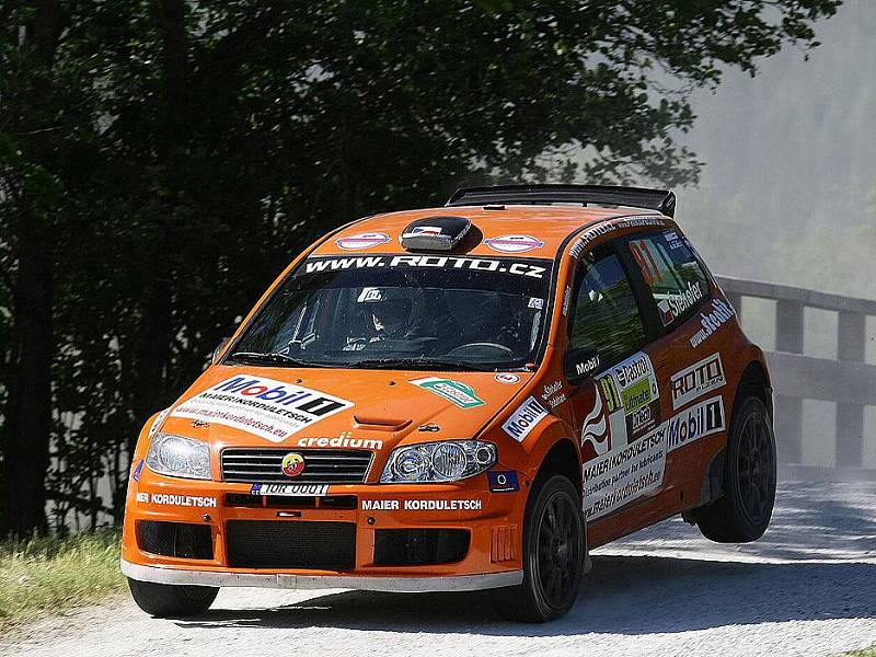 KDYŇSKÁ POSÁDKA BODUJE. Jan Šlehofer a Zbyněk Soběhart s vozem Fiat Punto S1600 na trati Rallye Castrol v rakouském Judenburgu. Patří jim 1. místo ve skupině A v rámci Mitropa cupu.