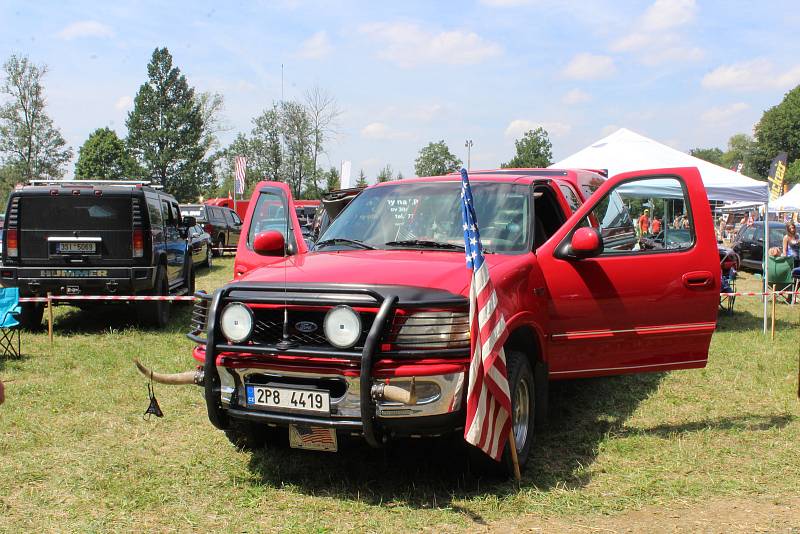 V Holýšově se sraz amerických aut uskutečnil po druhé.