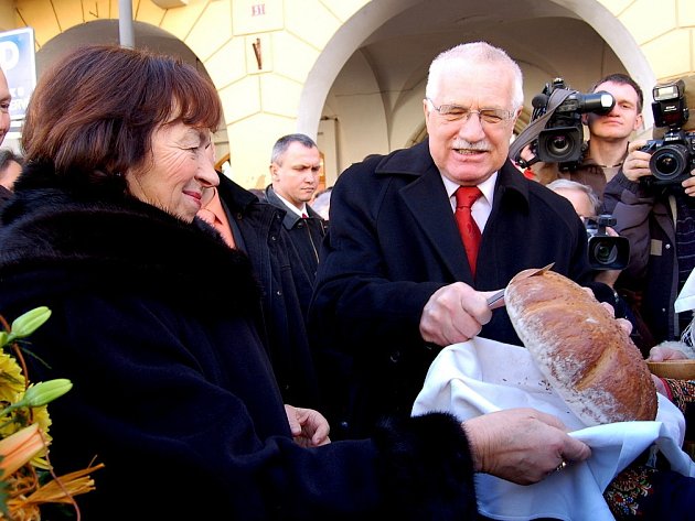  Z NÁVŠTĚVY PREZIDENTA VÁCLAVA KLAUSE V DOMAŽLICÍCH. V roce 2008 byl jako prezident přivítán na náměstí Míru chlebem a solí. 