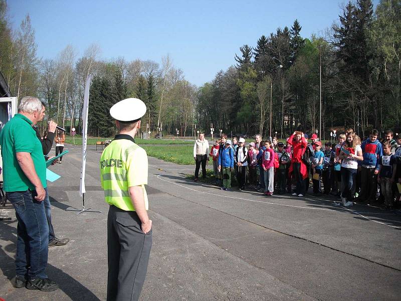 Z okresní dopravní soutěže mladých cyklistů.