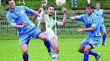 PÁTÁ VÝHRA V ŘADĚ. Chomutovští fotbalisté (v bílo zelené kombinaci) přehráli Roudnici nad Labem. 