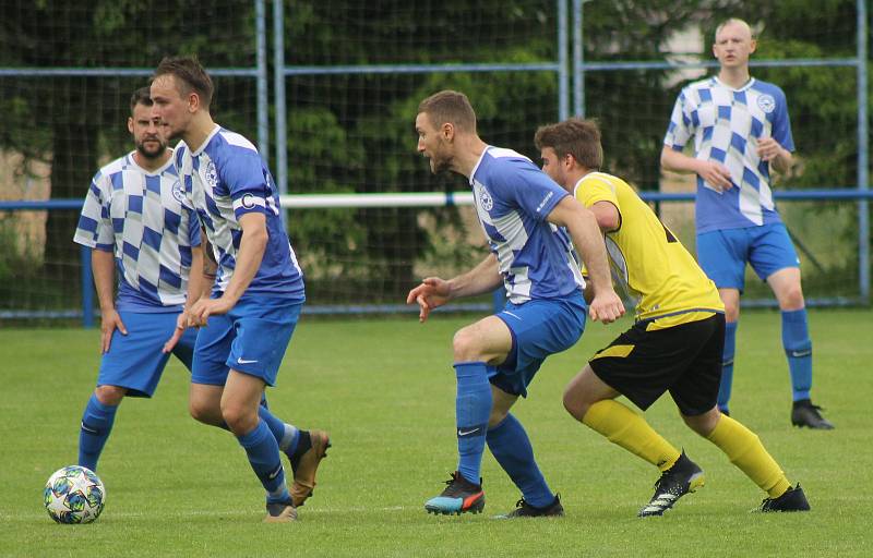 Fotbalisté TJ Jiskra Domažlice B (na archivním snímku hráči ve žlutých dresech) přivítají v neděli na domácím hřišti TJ Sokol Radnice.