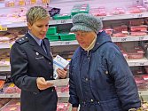 Policejní mluvčí Dagmar Brožová seznamuje zákaznici s radami, jak se v obchodech bránit kapsářům.