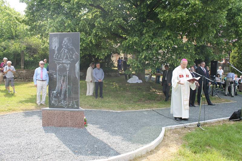 ODHALENÍ PAMÁTNÍKU se uskutečnilo v sobotu za přítomnosti českých i německých rodáků ze Šitboře.Foto: Deník/Jiří Studnička