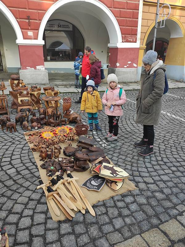 Jednodenní Vánoční trhy v Domažlicích přilákaly v sobotu 18. prosince spoustu návštěvníků. Lidé zavzpomínali i na Havla, který zemřel přesně před deseti lety.