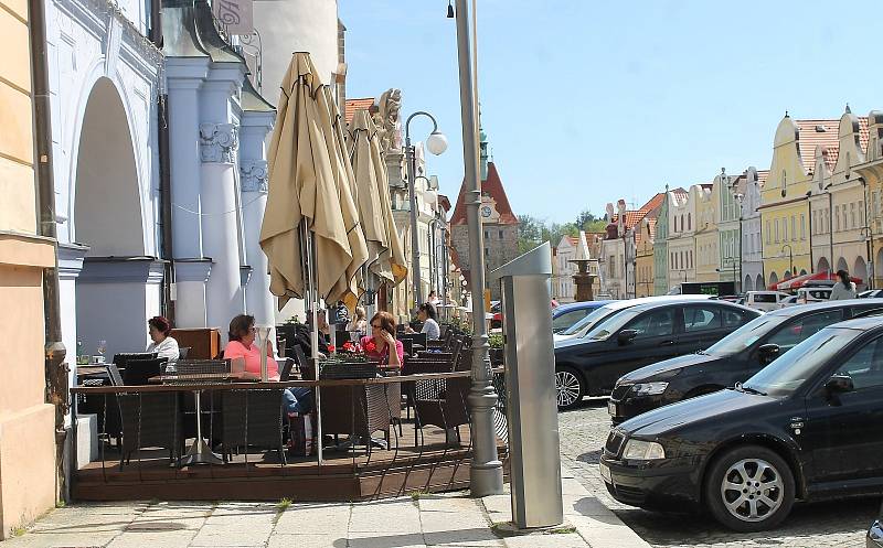 Rozvolnění bylo v centru Domažlic poznat, lidé vyrazili hlavně na nákupy oblečení a obuvi, někteří si zašli na zmrzlinu či kávu.