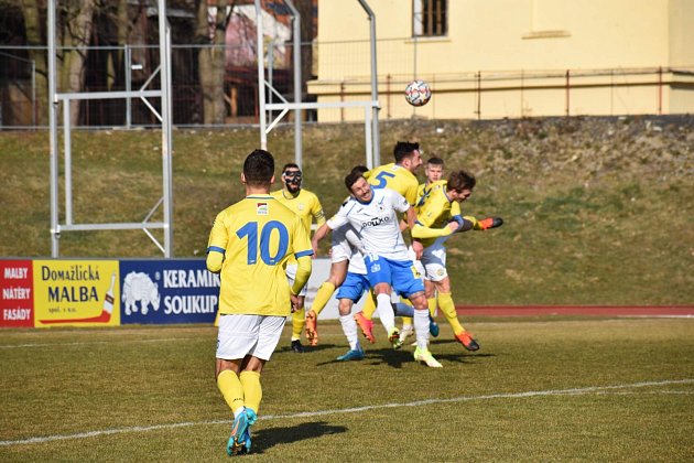 Fotbalisté Jiskry Domažlice prohráli na úvod jarní části sezony doma s Pískem 0:3.