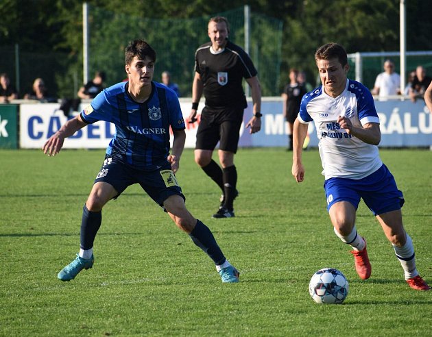 Na konci loňské sezony fotbalisté TJ Jiskra Domažlice (modří) prohráli v Králově Dvoře (na archivním snímku hráči v bílých dresech) 1:2, teď tu ovšem v 9. kola aktuálního ročníku zvítězili 1:0.