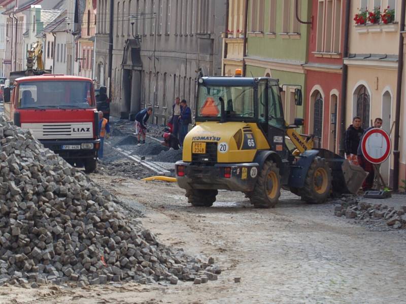 Rozkopané Domažlice. Vodní ulice, červen 2012.