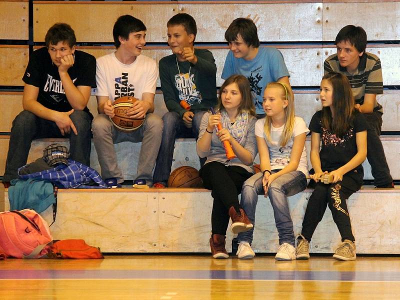 Z pohárového utkání basketbalistů Jiskry Domažlice s BK Kladno.