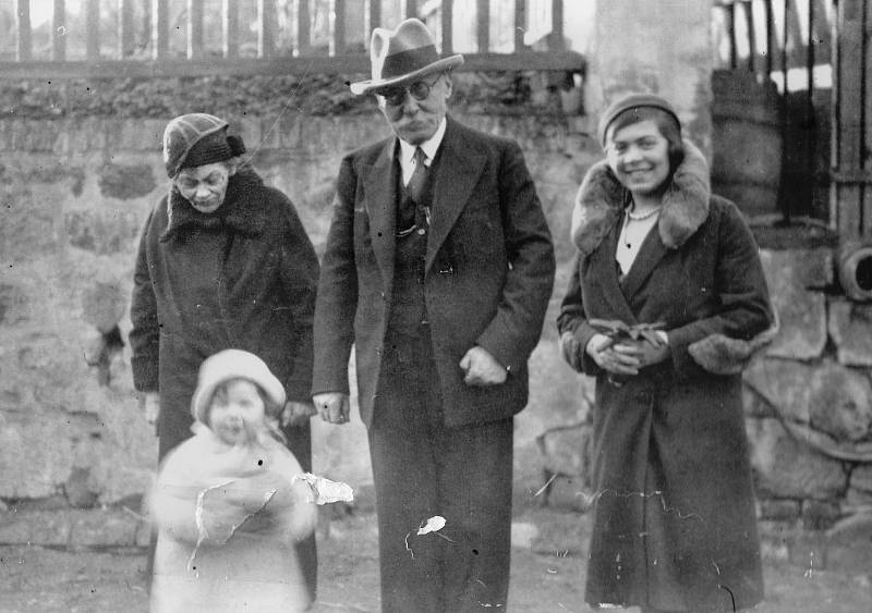 Eva Erbenová, rozená Löwidtová, s maminkou a prarodiči v roce 1932.