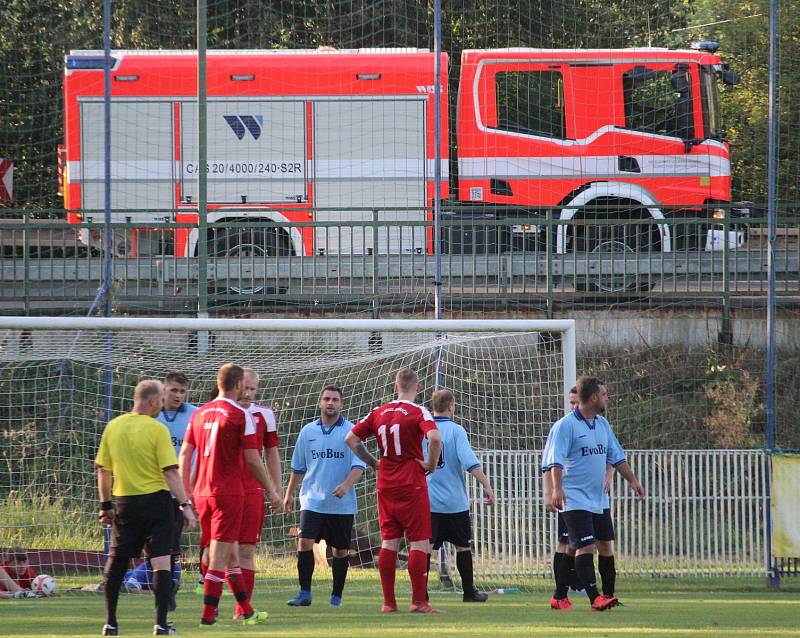 FK Holýšov B (v modrém) - Sokol Osvračín (v červeném) 2:2, na penalty 2:4.