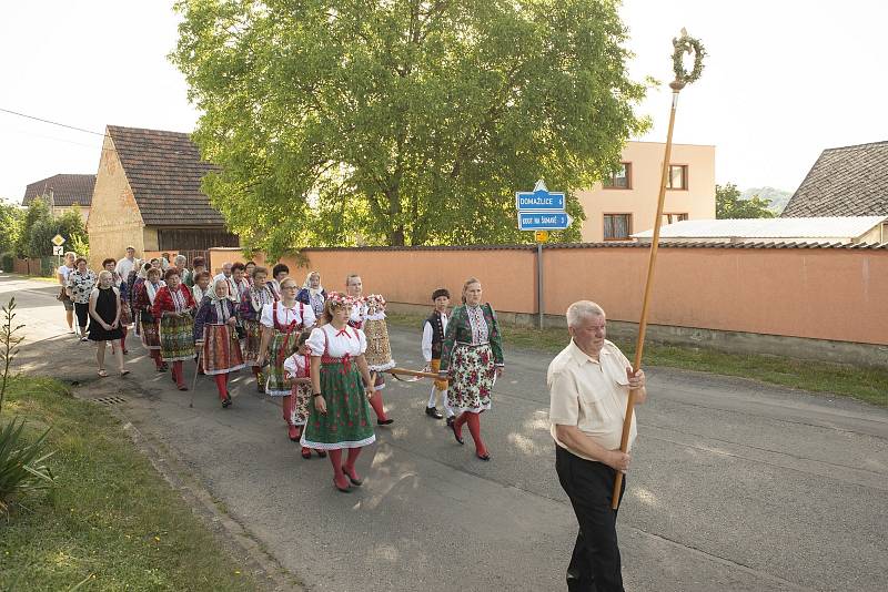 Průvod tradičních chodských krojů byl k vidění po ranní mši v neděli 19. června 2022 v Mrákově při slavnosti Božího těla též zvané Slavnost Těla a Krve Páně.