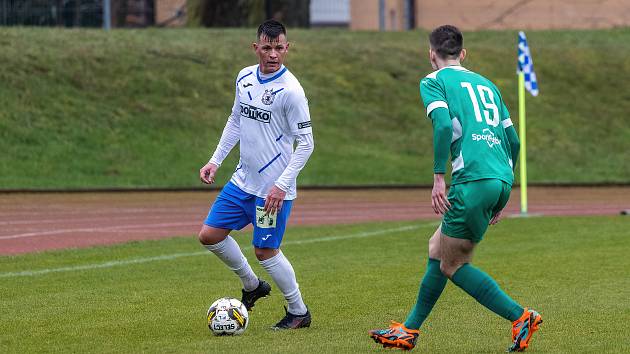 22. kolo FORTUNA ČFL, skupina A: TJ Jiskra Domažlice (na snímku fotbalisté v modrobílých dresech) - Bohemians Praha 1905 B 2:0.