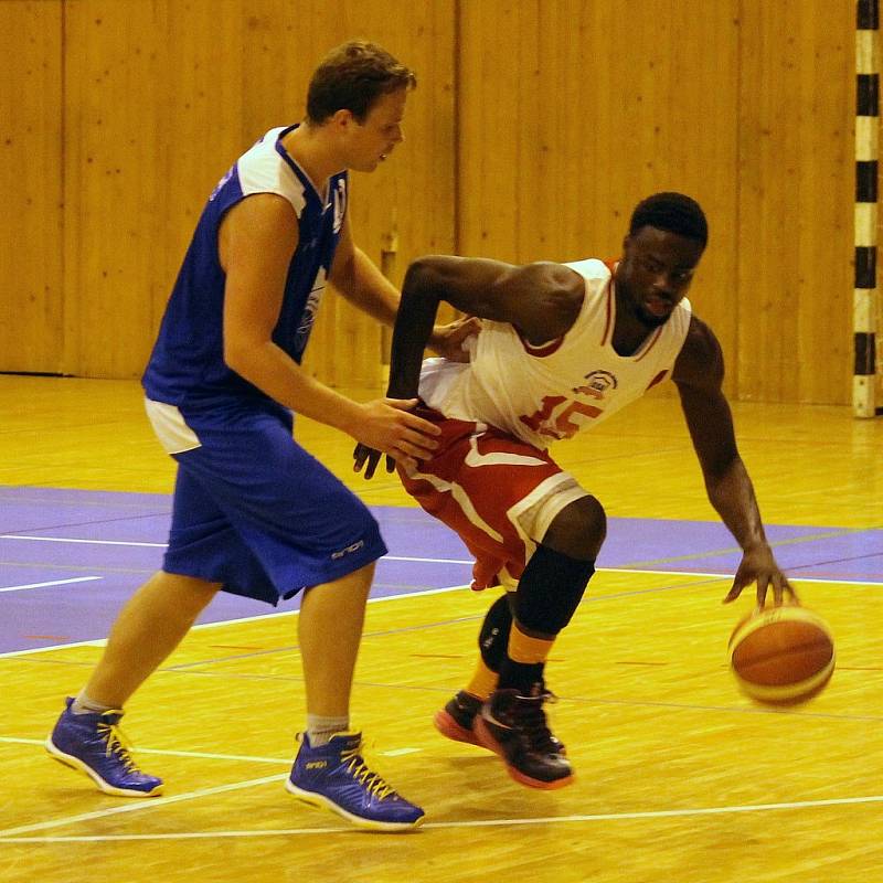 Z přátelského utkání basketbalistů Jiskry Domažlice a výběru amerických univerzit.